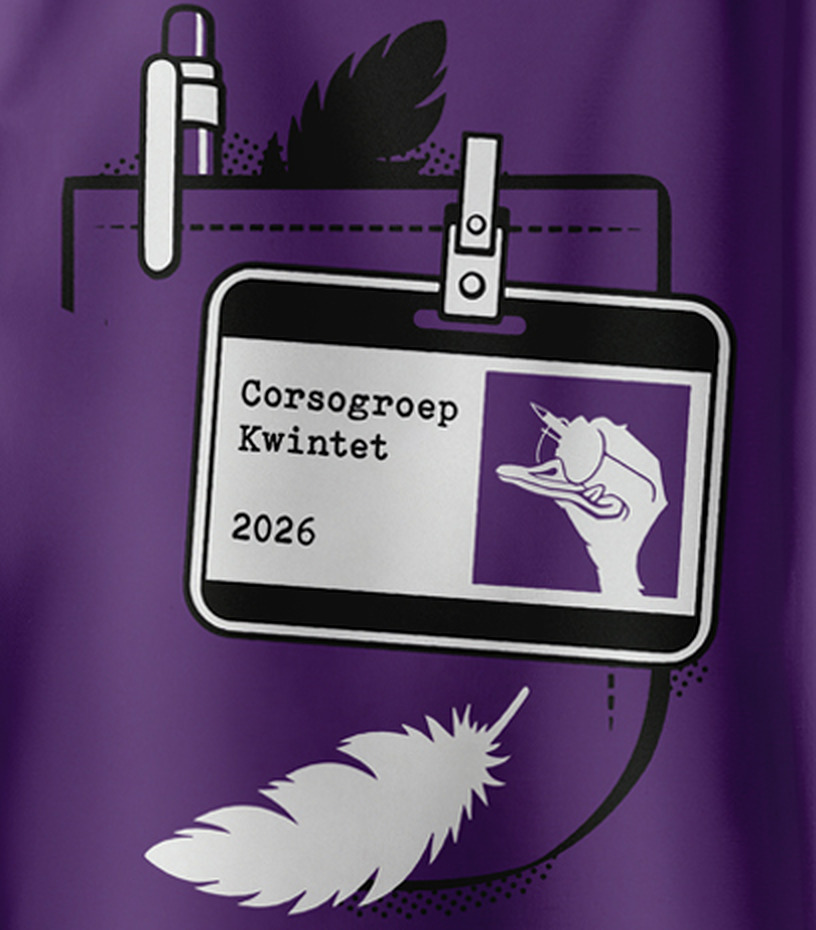 Detail: de badge op de borst met Corsogroep Kwintet en het jaartal 2026